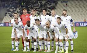 L'équipe finlandaise porte un maillot spécial avant le match